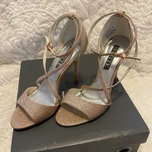 WHITE by Vera Wang size 7 gold sparkle
